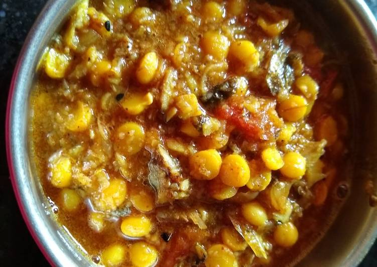 Now You Can Have Your Mudhi Ghanto (Fish head and ChickPea Curry