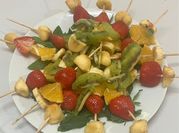 Una foto de pinchos frutas