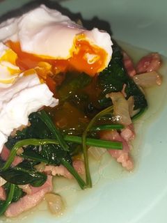 Una foto de Revuelto de espinacas con huevo escalfado 🥚