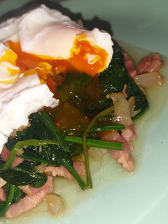 Una foto de Revuelto de espinacas con huevo escalfado 🥚