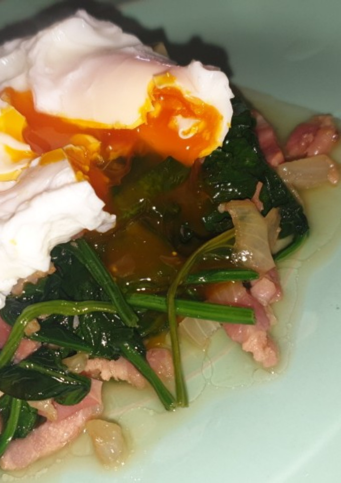 Una foto de Revuelto de espinacas con huevo escalfado 🥚