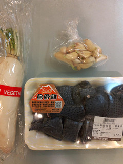 寒冬中溫暖你,蒜頭蘿蔔烏骨雞湯-大漠國渡 的食譜成品照片