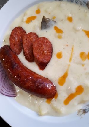 Krumplifőzelék sültkolbásszal recept fotója