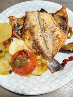 Una foto de Doradas al horno con patatas y verduras