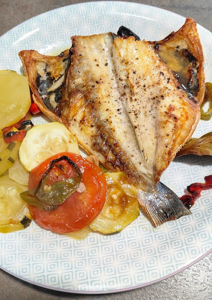 Una foto de Doradas al horno con patatas y verduras