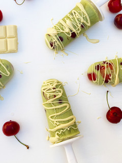 Una foto de Helados de matcha, yogur, cerezas y chocolate blanco