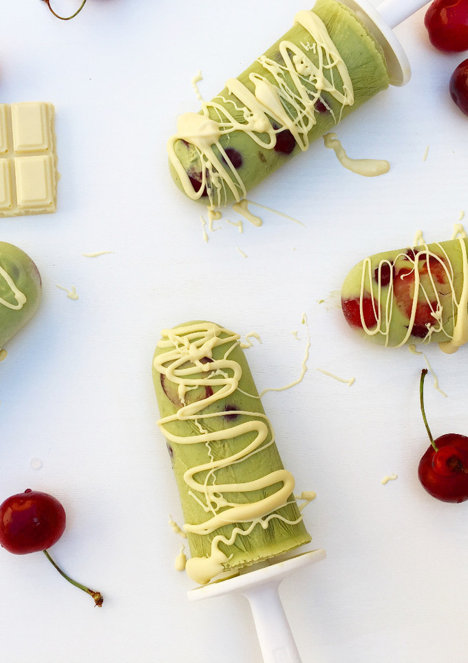 Una foto de Helados de matcha, yogur, cerezas y chocolate blanco