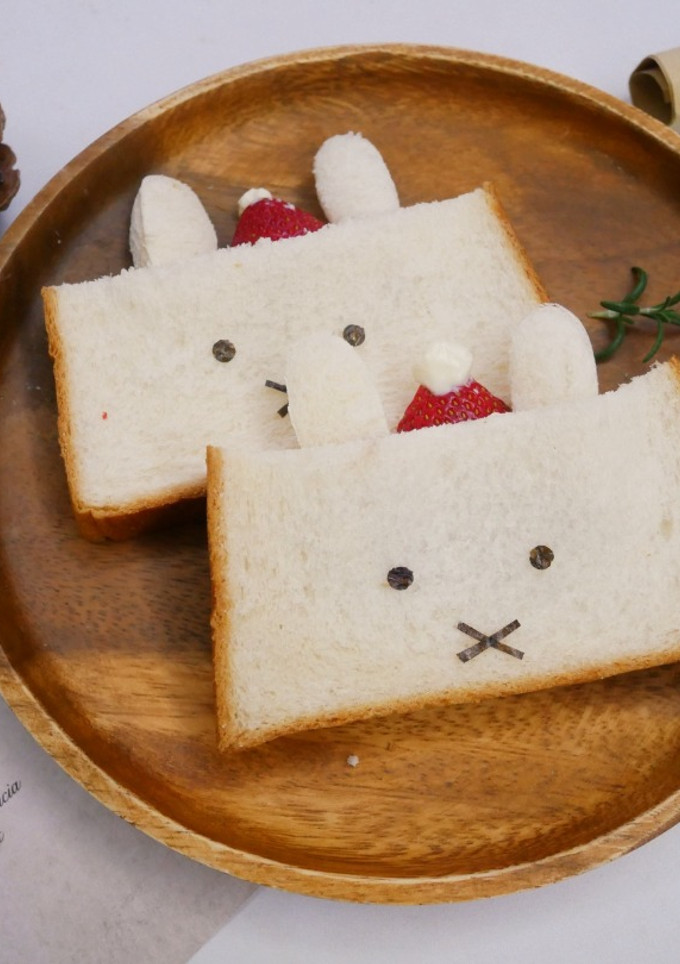 簡單做「聖誕小兔草莓吐司」太可愛啦！！ 的食譜成品照片