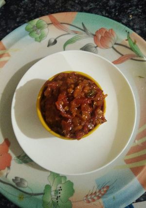 A picture of Tomatoes and garlic ki khatti Methi chutney lajawab.