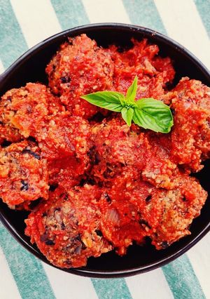 Foto di Polpette di fagioli neri in salsa piccante