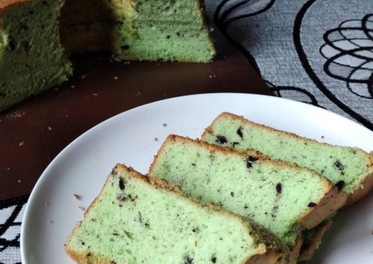 Pandan Oreo Chiffon Cake