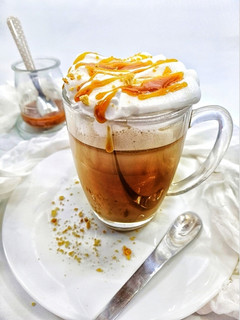 Una foto de Café con salsa de caramelo