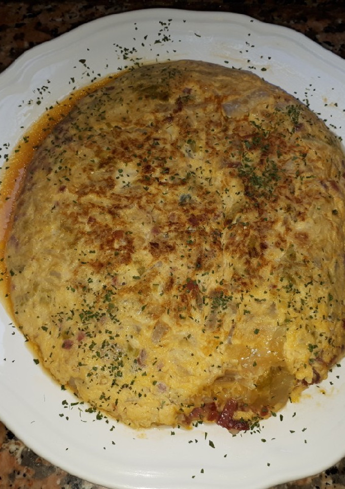 Una foto de Tortilla de repollo con jamón serrano