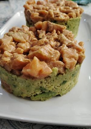 Una foto de Tartar de filete de salmón y aguacate con cuscús