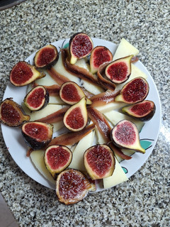 Una foto de Higos con anchoas