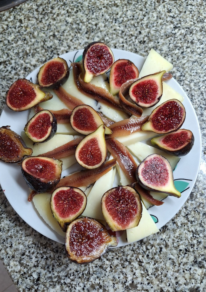 Una foto de Higos con anchoas