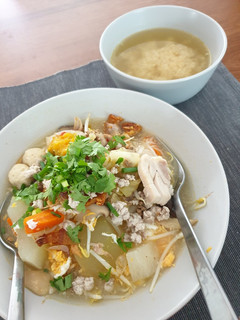 A picture of น้ำซุปก๋วยเตี๋ยวหมู.