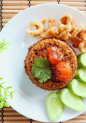รูปของ ข้าวผัดน้ำพริก​กุ้ง​เสียบ​ไข่เค็ม​