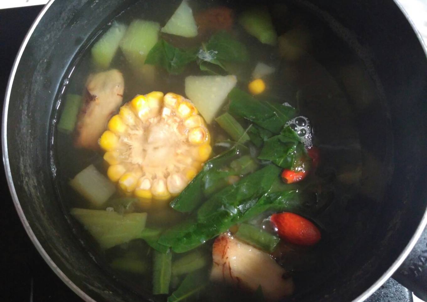 Sup asam dengan sayuran