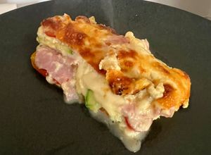 Una foto de Budín de zucchini, tomates, jamón y quesos