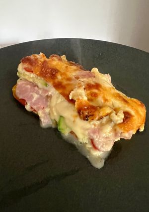 Una foto de Budín de zucchini, tomates, jamón y quesos