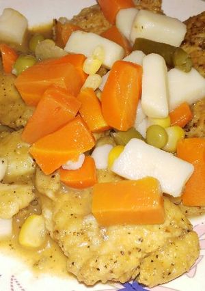 Una foto de Mero con vegetales en jugo de limón y pimienta