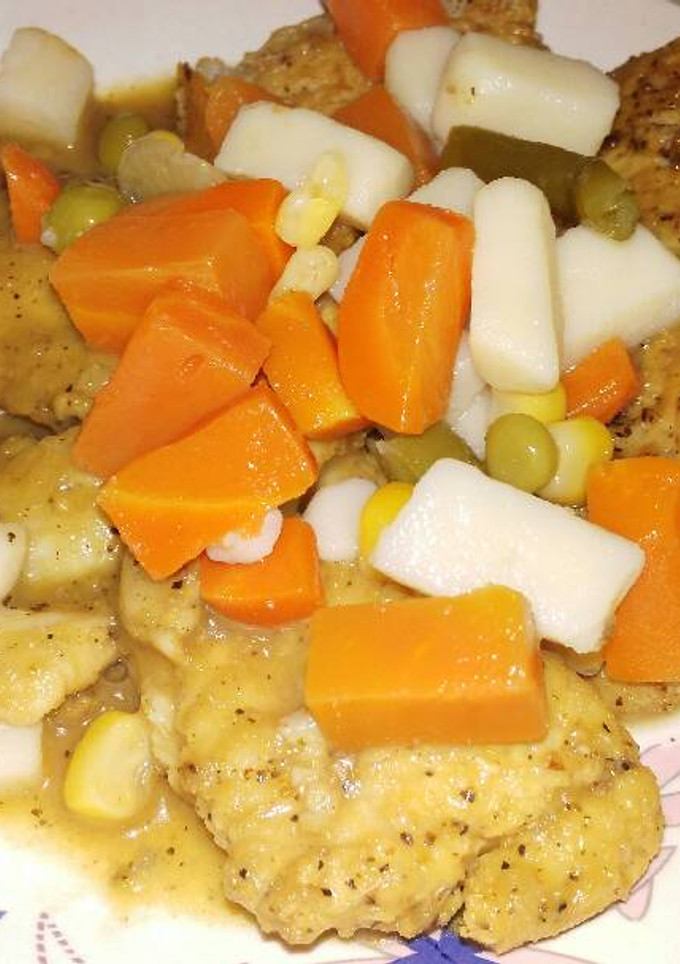 Una foto de Mero con vegetales en jugo de limón y pimienta