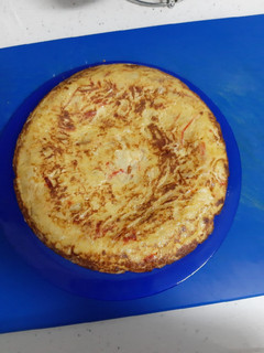 Una foto de Tortilla de patatas con pimiento rojo