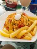 Arroz con pollo y salchichas