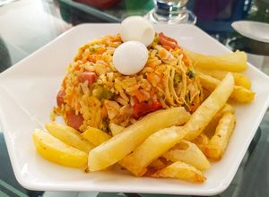 Una foto de Arroz con pollo y salchichas
