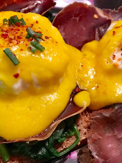 Una foto de Huevos benedict con espinacas y cecina