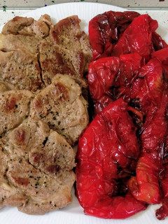 Una foto de Chuletas de cabeza de lomo de cerdo con pimientos fritos