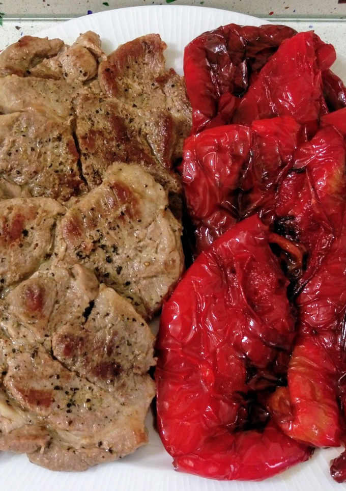 Una foto de Chuletas de cabeza de lomo de cerdo con pimientos fritos