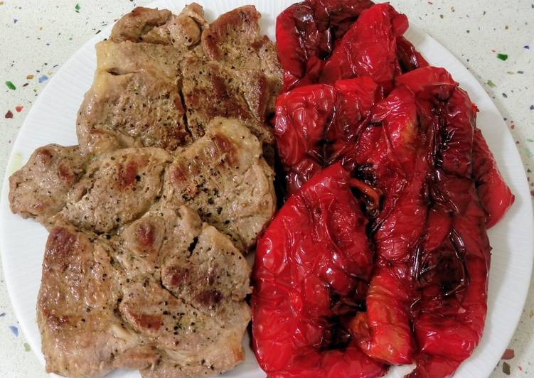 Chuletas de cabeza de lomo de cerdo con pimientos fritos