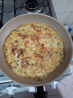 Foto de Tortilha de repolho, cenoura e alho poró