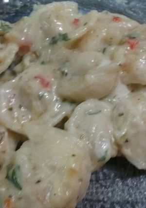Una foto de Capeletis con salsa blanca