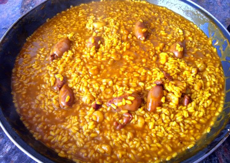 Paella sencilla de chipirones en su tinta