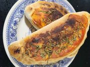 Una foto de calzone masa pizza