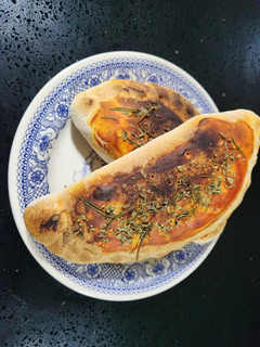 Una foto de Calzone pizza