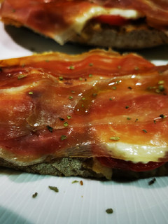 Una foto de Tostada caliente con tomate natural, queso fresco y fiambre