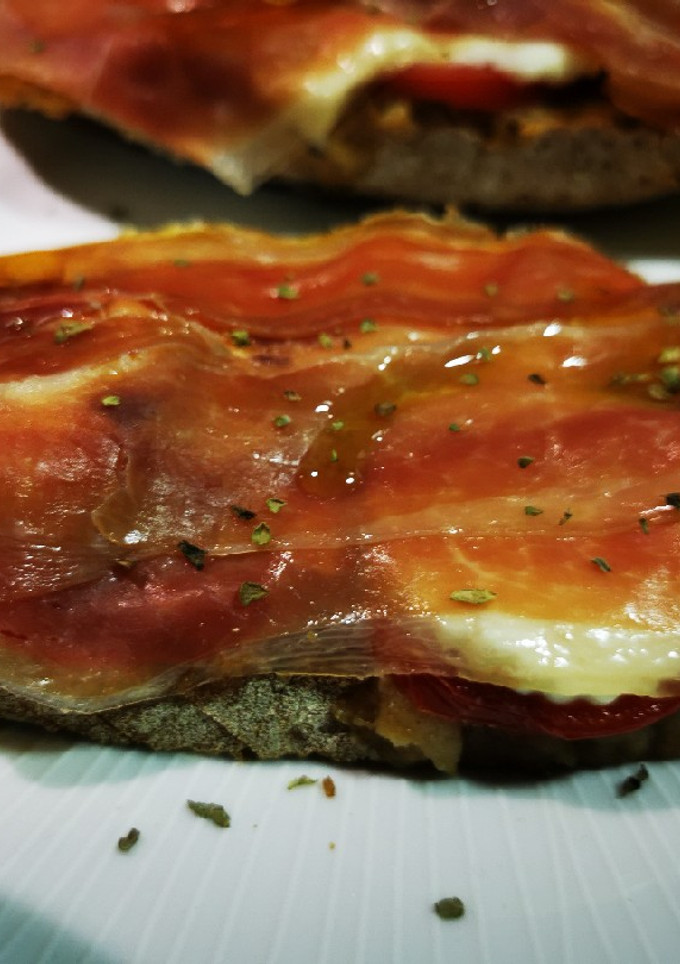 Una foto de Tostada caliente con tomate natural, queso fresco y fiambre