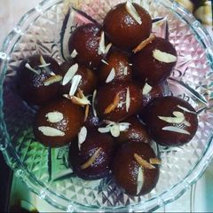 A picture of Gulab jamun.