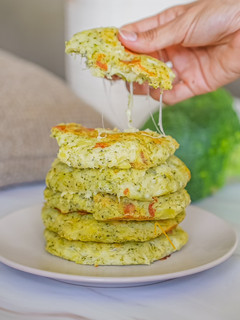 Una foto de Tortitas de patata y brócoli con queso