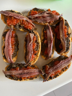 Una foto de Anchoas con olivada y tomate
