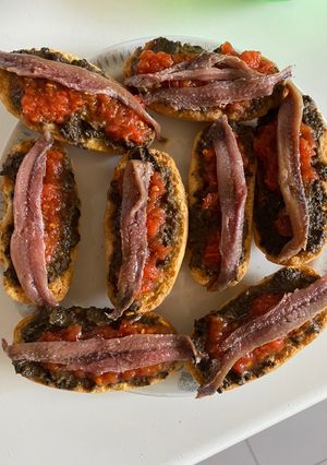 Una foto de Anchoas con olivada y tomate