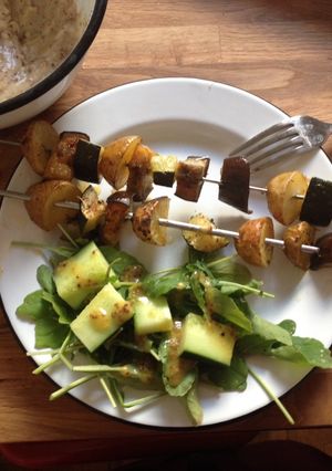 Une photo de Veganaise et brochettes de légumes