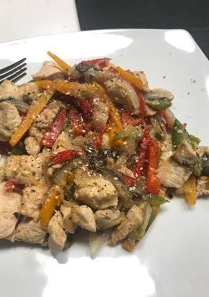 Una foto de Wok de verdura y pollo