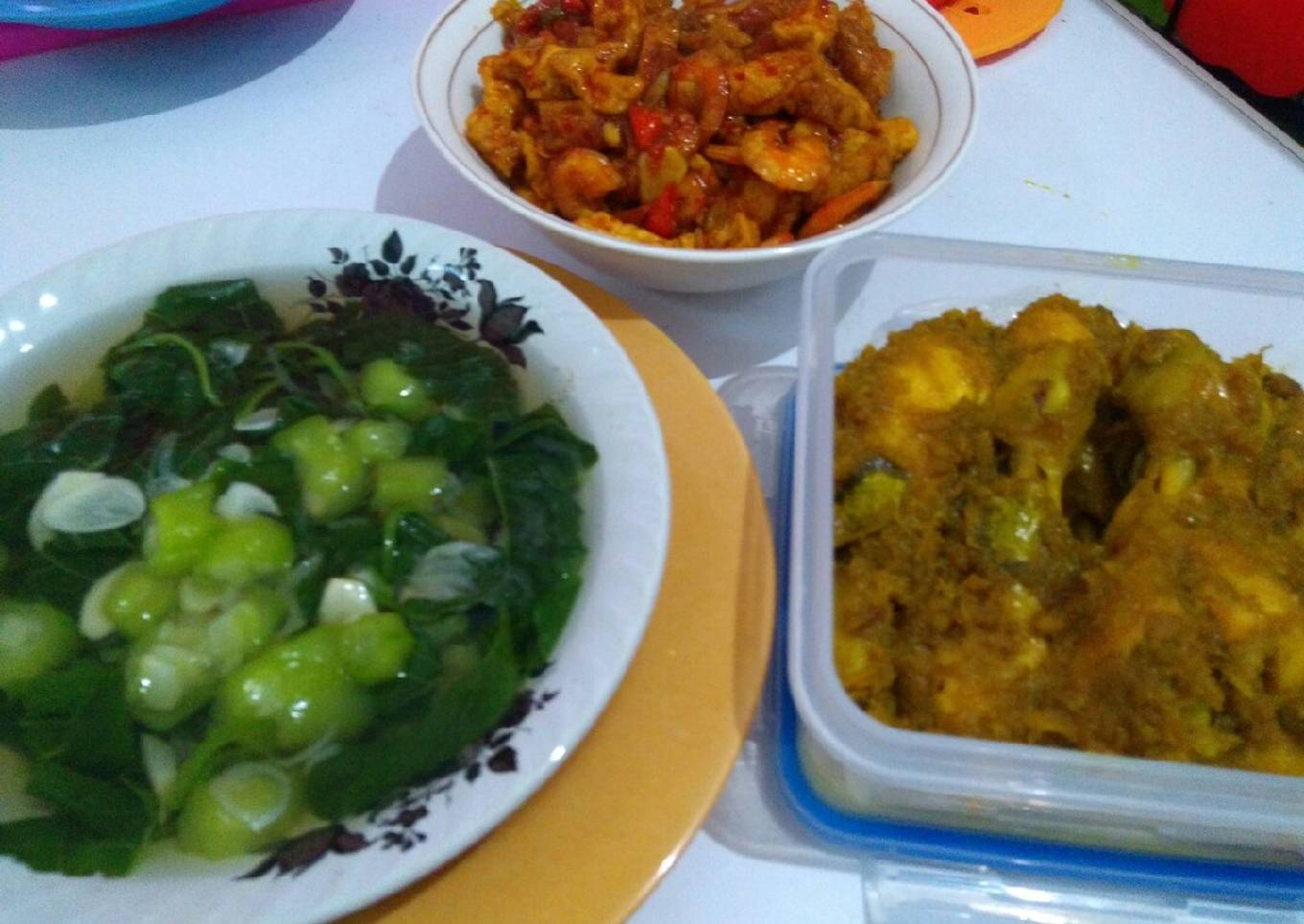 Ayam ungkep, tumis udang tahu, sayur bayam gambas