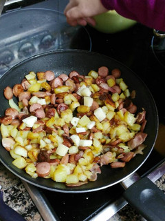 Una foto de Salchichas con patatas