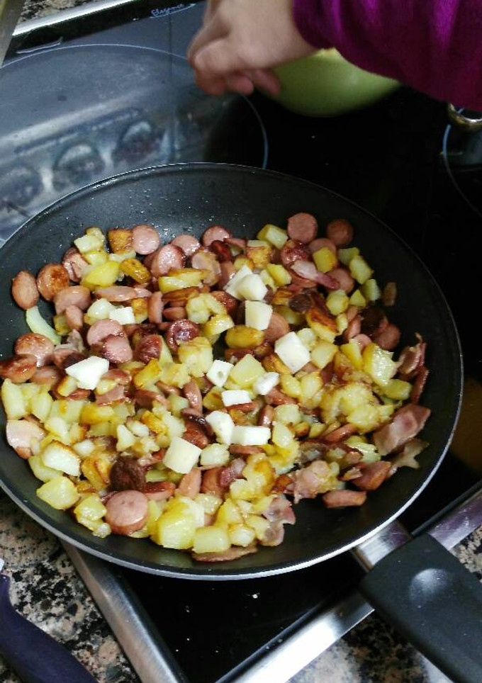 Una foto de Salchichas con patatas